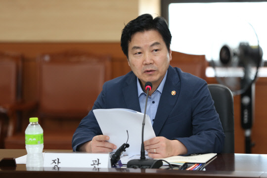 홍종학 중기부 장관이 18일 정부대전청사에서 열린 '제1차 지역 중소기업 정책협의회'에서 지역 중소기업 육성과 오픈 이노베이션 활성화에 지자체의 협력이 중요하다는 점을 강조하고 있다.  중기부 제공